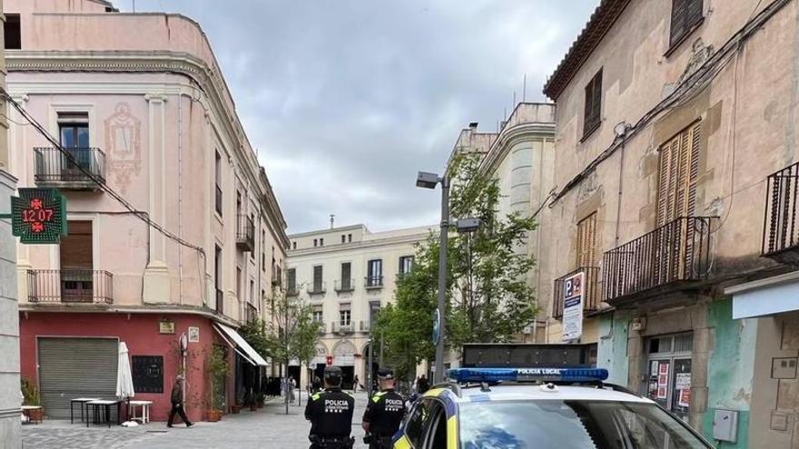 Ensurt a la Bisbal d'Empordà: un cotxe s'encasta al Consell Comarcal del Baix Empordà