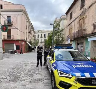 Ensurt a la Bisbal d'Empordà: un cotxe s'encasta al Consell Comarcal del Baix Empordà