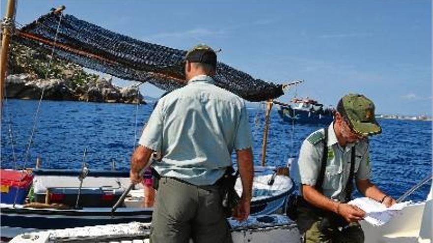 Imatge d&#039;uns membres del Grup de Suport Marí dels Agents Rurals realitzant una inspecció a les Illes Medes.