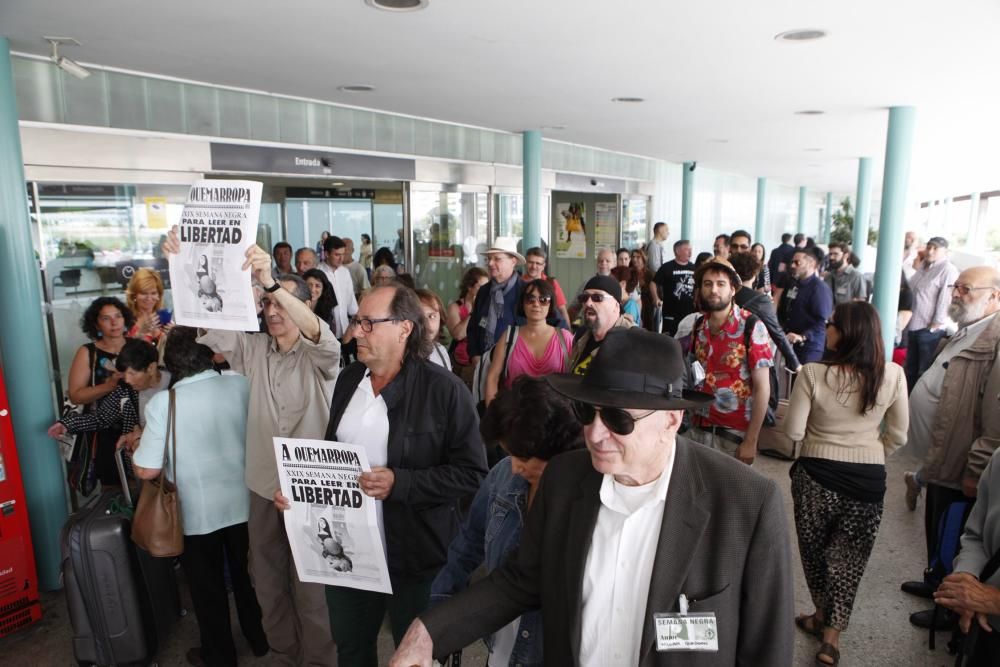 Llegada del "tren negro" a la estación de Gijón.