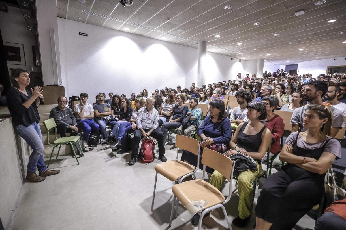 FOTOS | Así ha sido la asamblea ciudadana contra la masificación turística en el IES Sineu