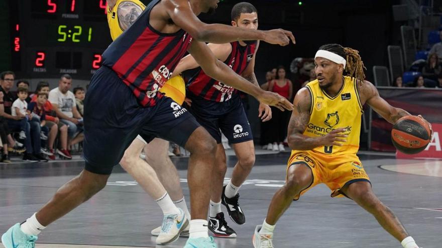 Albicy intenta conectar con Balcerowski rodeado de jugadores del Baskonia.