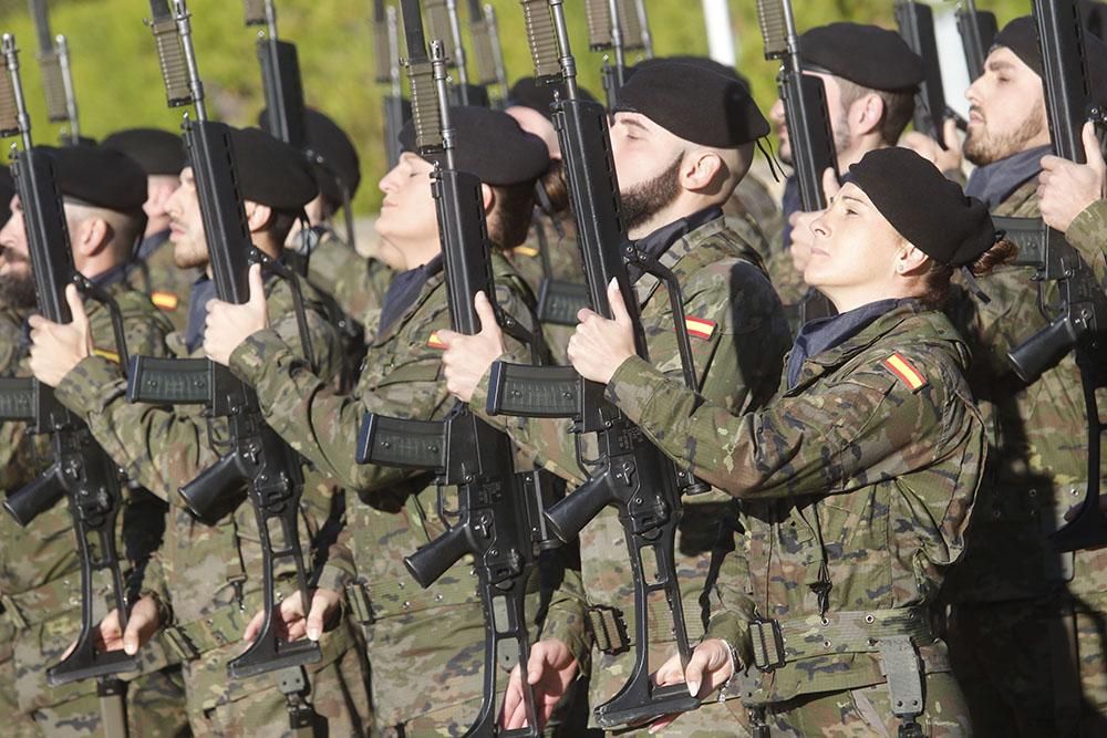 La ministra de Defensa visita la base de la Brigada