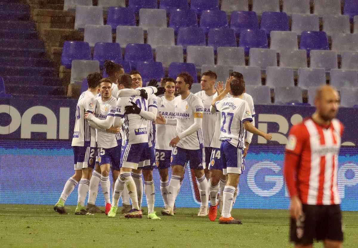 Los jugadores del Real Zaragoza celebran uno de los dos goles contra la UD Logroñés, en enero de 2021. Aquel día el equipo salió del descenso por primera vez en nueve jornadas.
