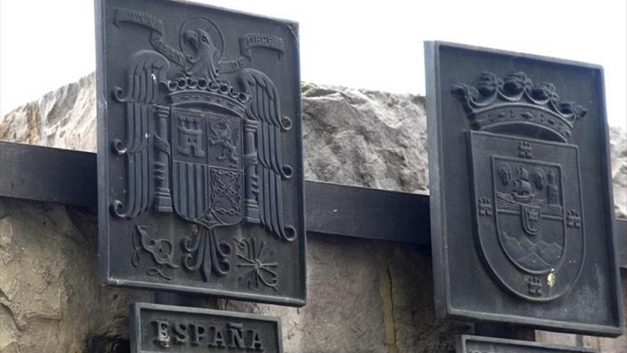 Los escudos con simbología franquista del Puente de Santiago serán sustituidos