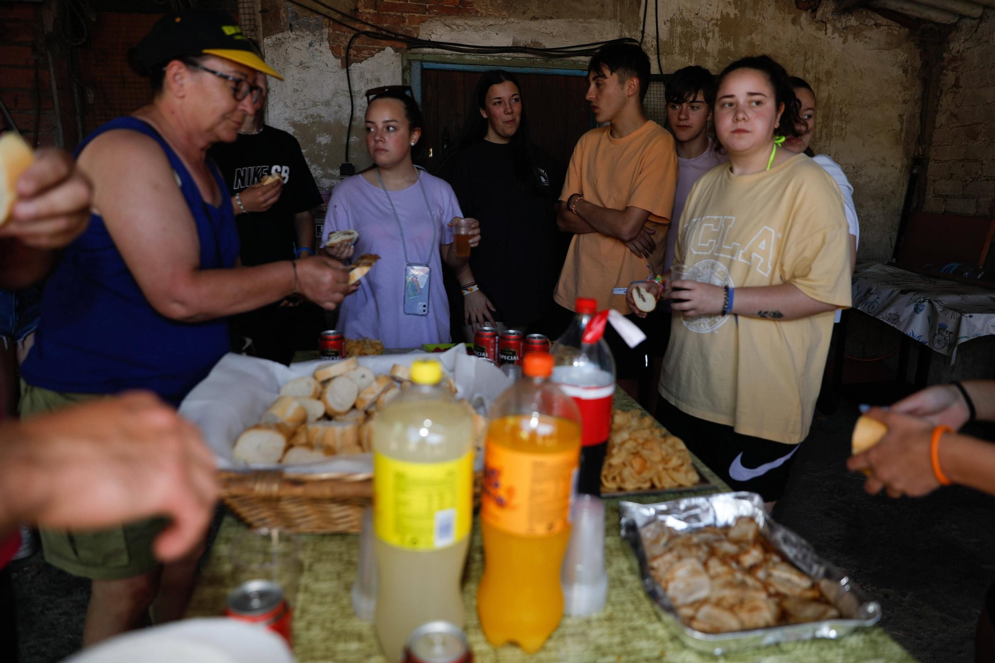 EN IMÁGENES: los vecinos de La Peral celebran "la fiesta de los viejos" con gran espectación
