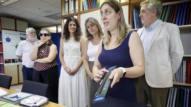 González Oropesa,  junto a personal de la fundación y la consejera Conchita Ruiz, muestra un aparato para leer en braille de forma más cómoda, ayer.