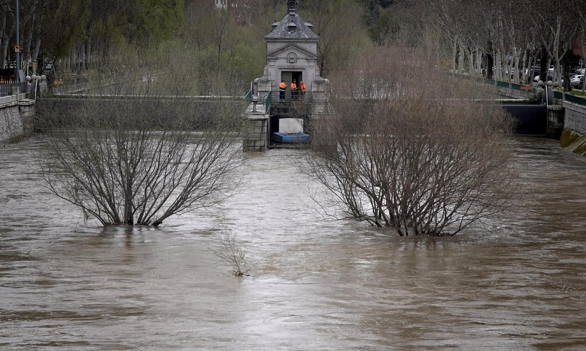 El Manzanares entra en nivel rojo por riesgo de inundaciones en Madrid.