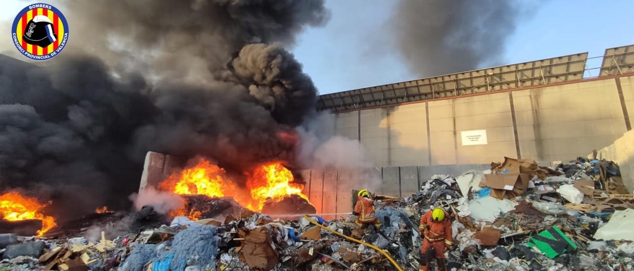 Els bombers sufoquen l&#039;incendi de la nau de reciclatge de plàstics a Alginet.