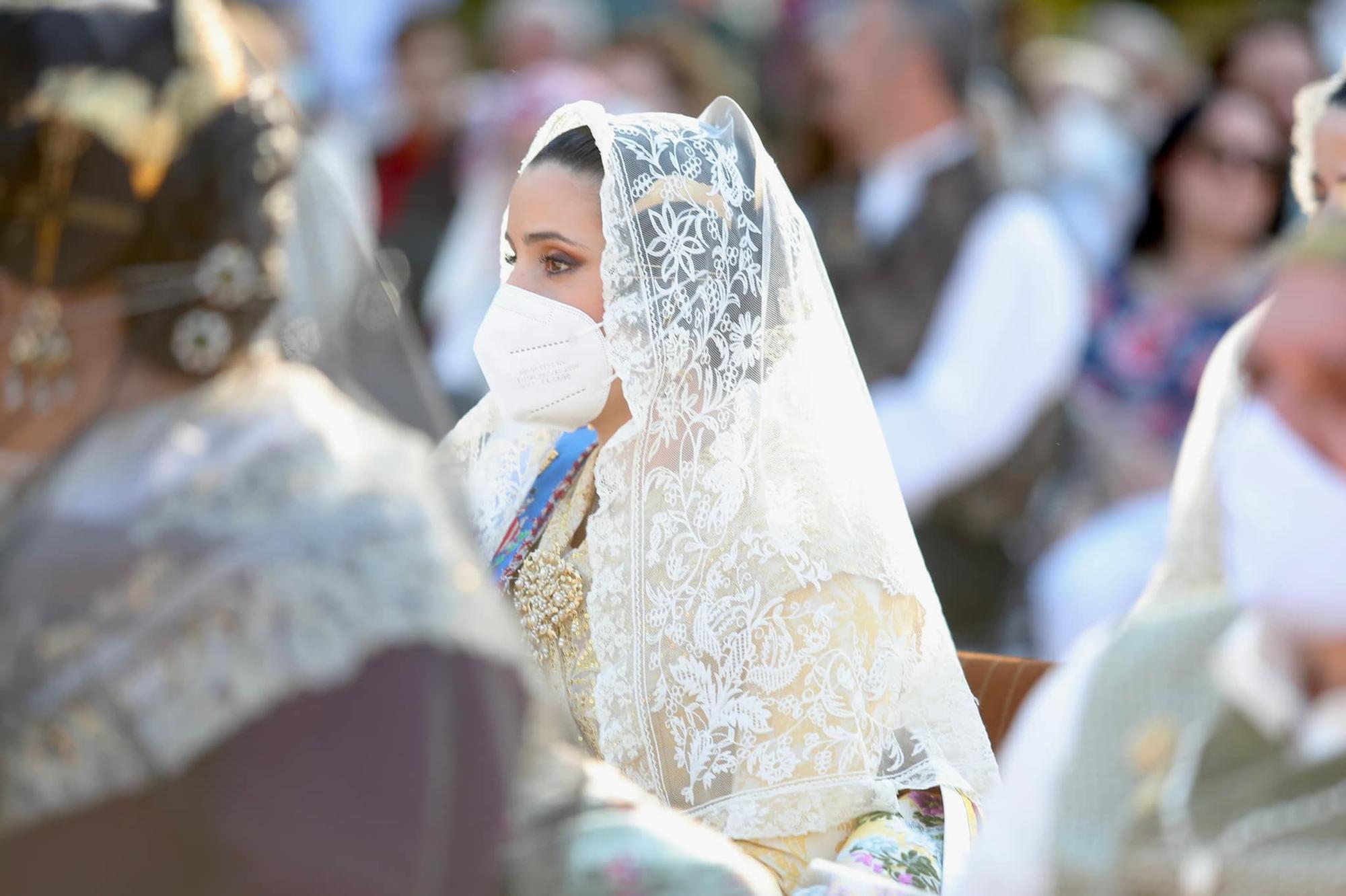 Carmen y la corte recuperan las mascarillas por prudencia sanitaria en el Cottolengo