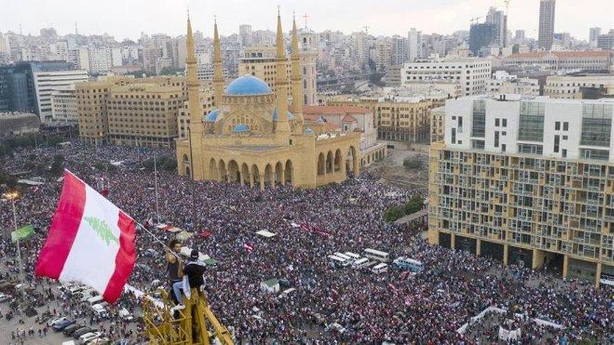 Los libaneses protestan contra el gobierno, la corrupción y los impuestos por cuarto día consecutivo