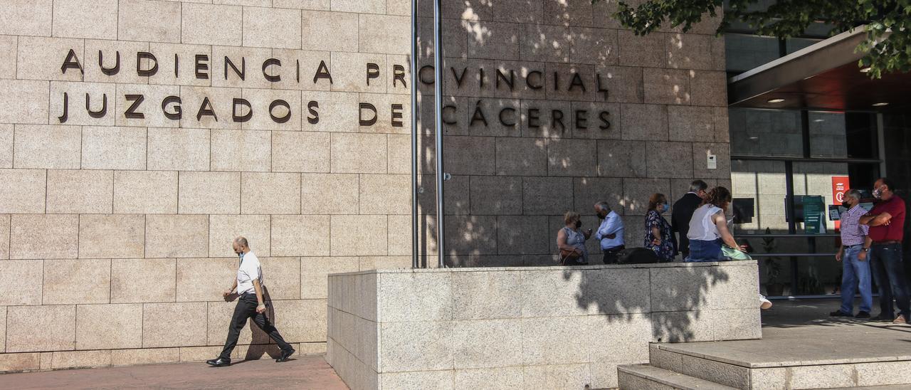 Una imagen de archivo del palacio de justicia de Cáceres, donde se celebró la audiencia.