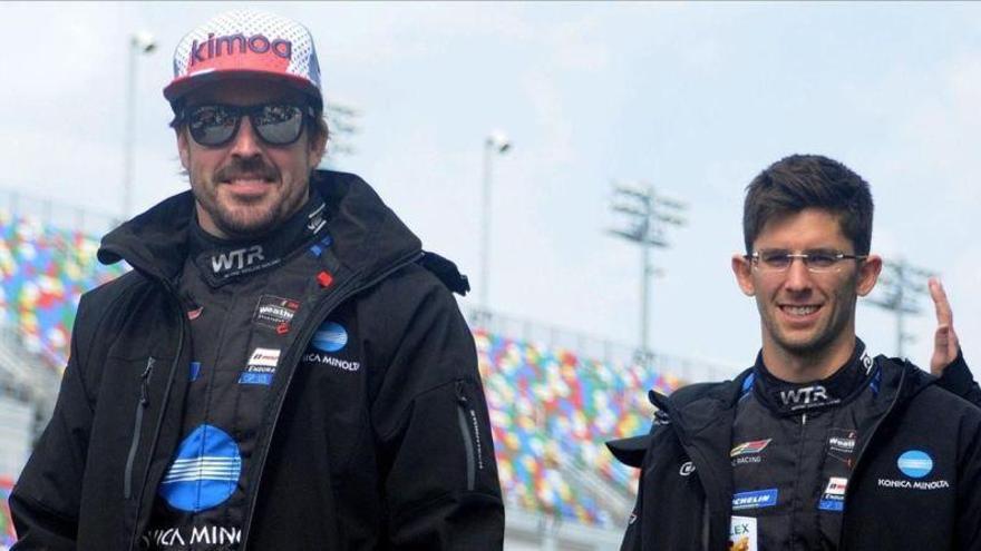 Dos relevos mágicos de Alonso le colocan líder en Daytona