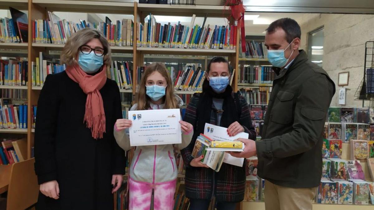 Unha das lectoras premiadas pola biblioteca municipal de Tui.   