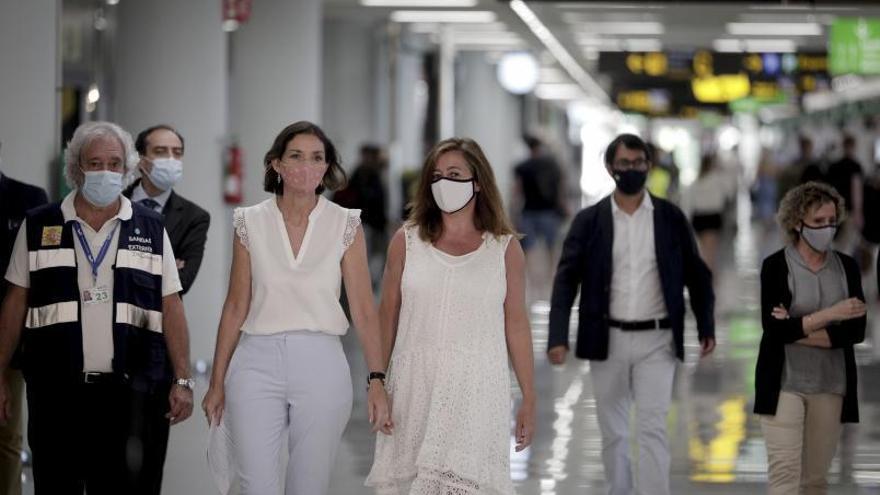 Maroto, con Armengol, y Negueruela detrás, en el aeropuerto, durante la crisis sanitaria.