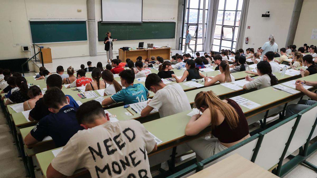 Imagen de archivo de varios estudiantes en un aula de la Facultad de Economía y Empresa de Oviedo. EFE/J. L. Cereijido