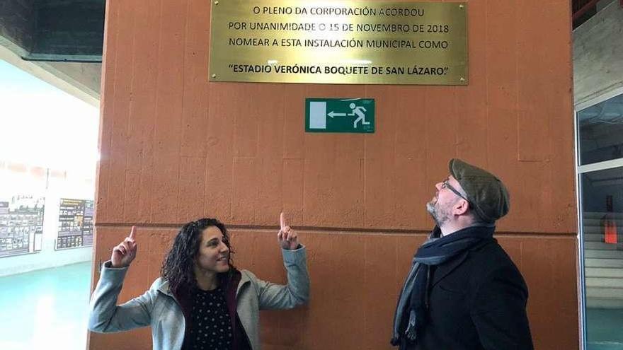 Boquete, junto al alcalde de Santiago, señala el cartel que anuncia que San Lázaro lleva su nombre.