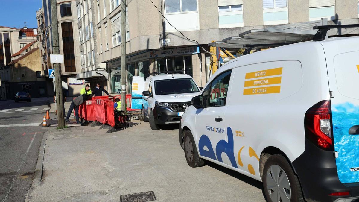 Dos vehículos de Espina y Delfín, en una obra en Vilagarcía.