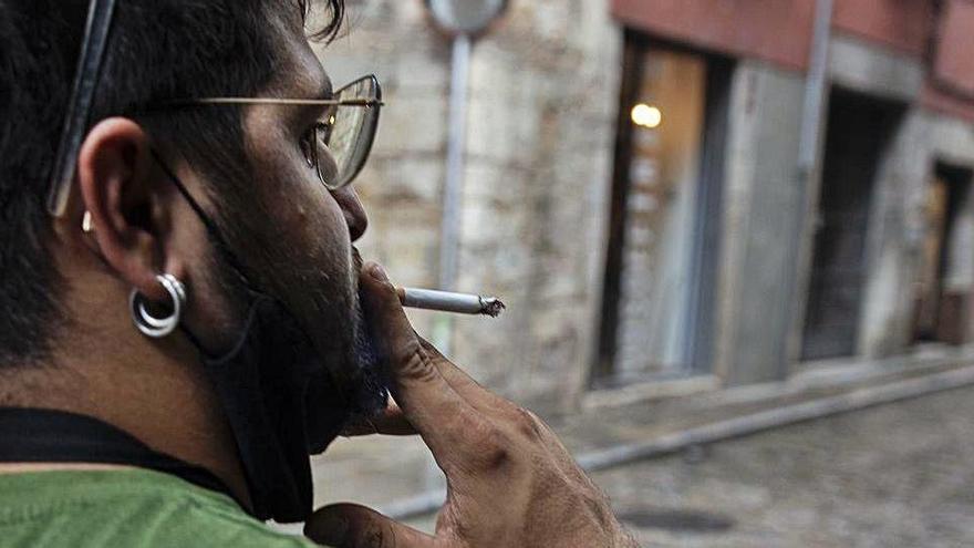 Un fumador amb la cigarreta als llavis, ahir, al Barri Vell de Girona