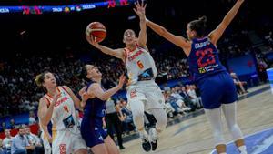 Sílvia Domínguez entra a canasta ante las serbias, en el Eurobasket 2019.