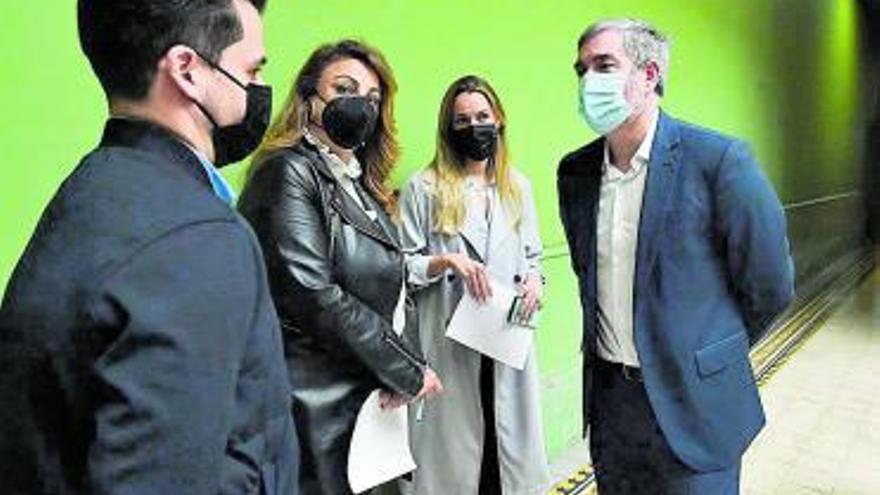 Cristina Valido, María Fernández y Fernando Clavijo, en la sede de CC.