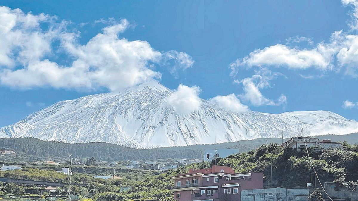 Espectacular vista del Teide completamente nevado por su cara norte.