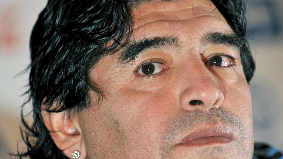 Maradona, operado en la cara tras ser mordido por una perra