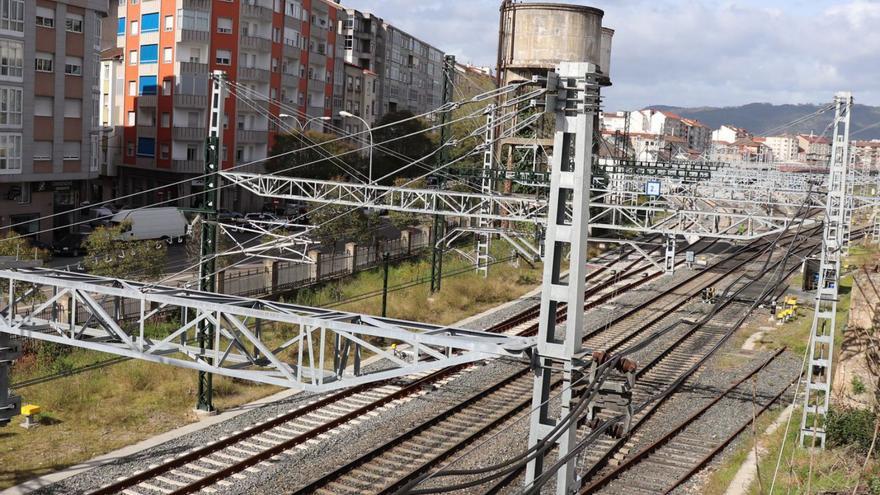 Vista de la infraestructura ferroviaria  y de las catenarias en la entrada  a la estación de Ourense. |   // F. C.