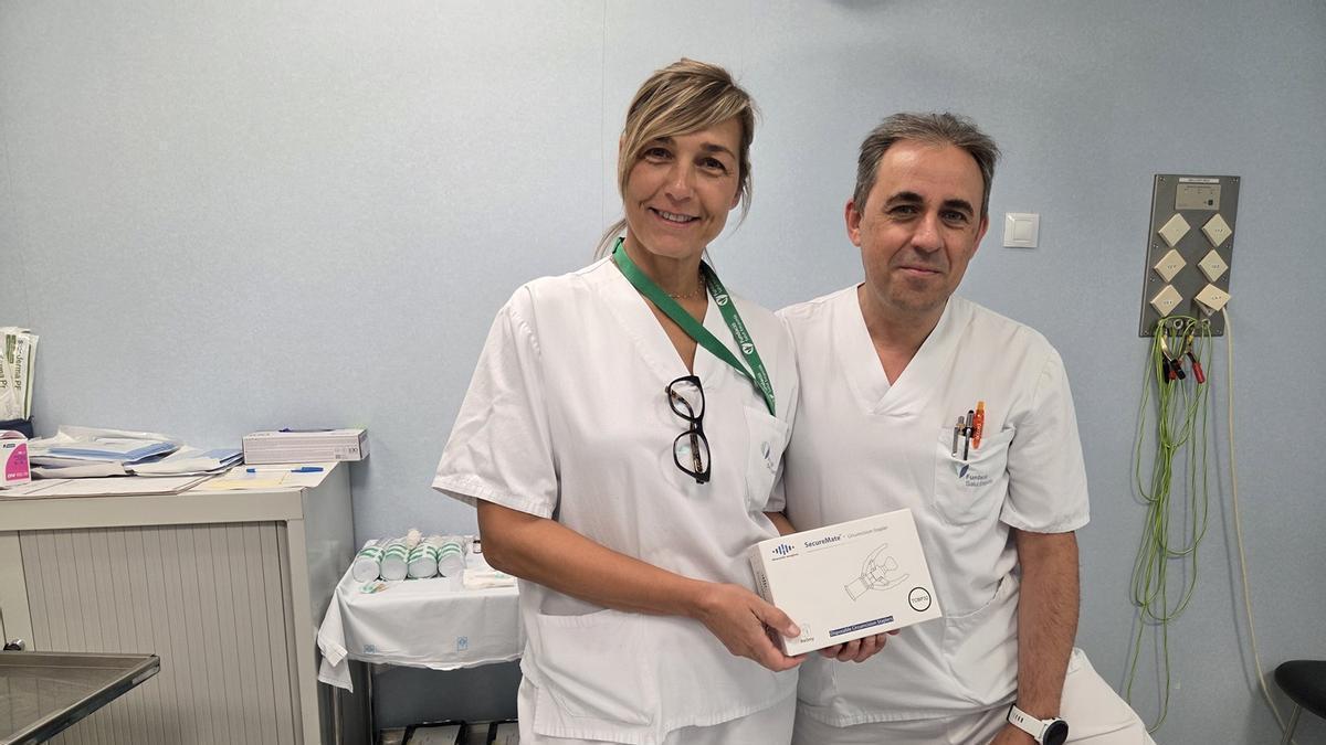 La infermera Belén Velarde i l'uròleg Antonio Rodríguez mostrant la capsa que conté el dispositiu quirúrgic