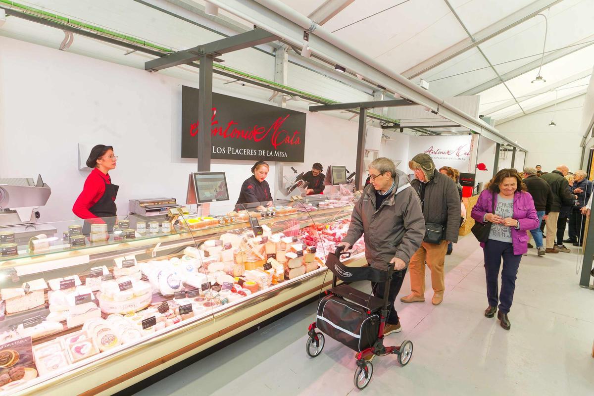 El mercado provisional, luminoso y con 42 paradas, aprueba 'con nota'