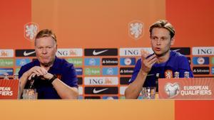 Ronald Koeman y Frenkie de Jong, durante una rueda de prensa con la selección de Países Bajos
