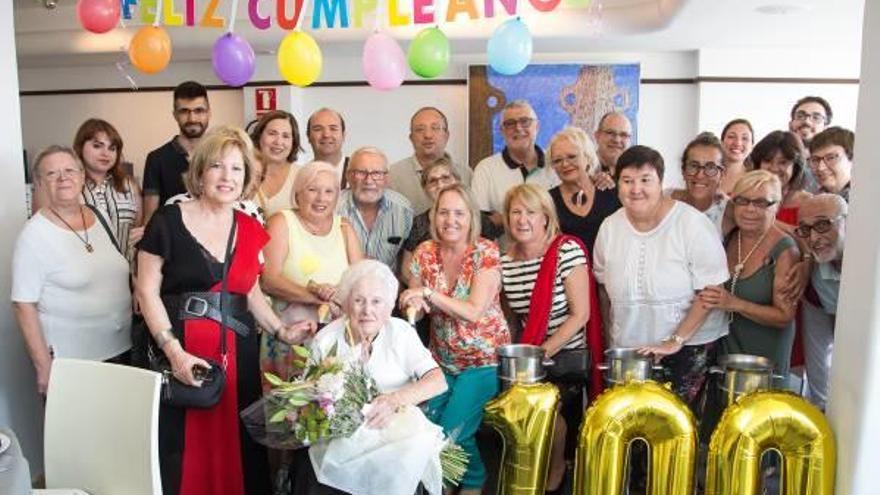 Luisa Toledo, durante la celebración de su centenario, rodeada de familiares y amigos.