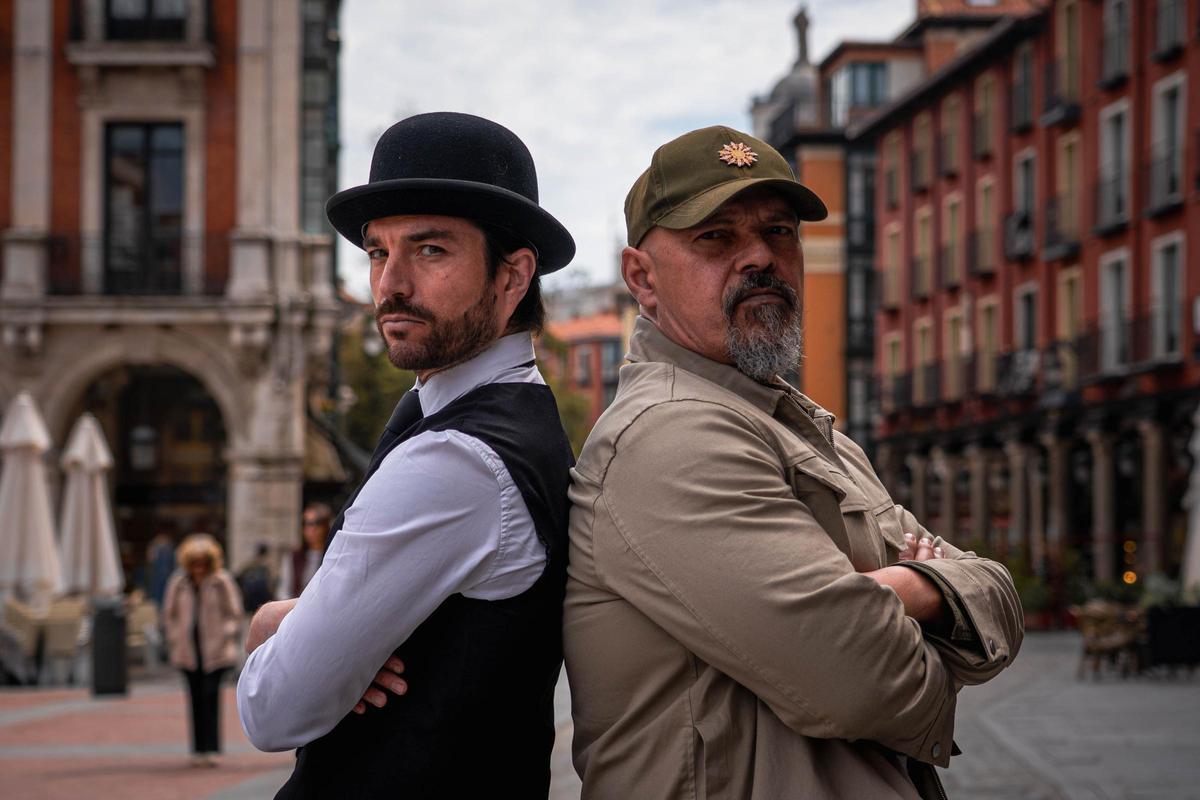 César Pérez Gellida posa junto a un actor que intepreta a Sebastián Costa durante la presentación de 'Nada bueno germina'