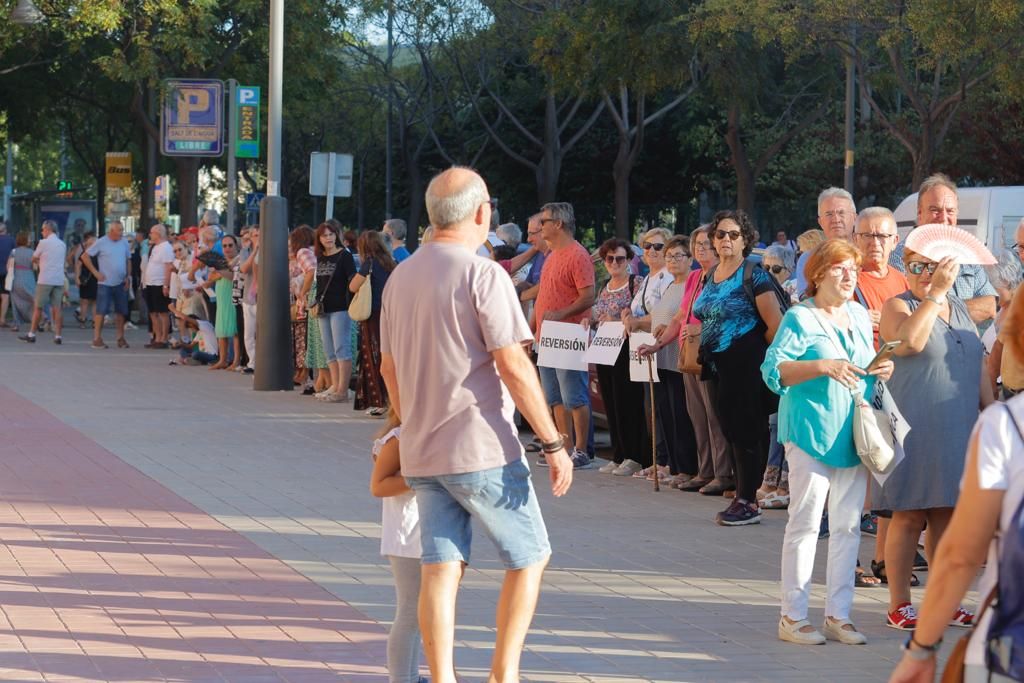 Concentración demandando la reversión del hospital de Manises