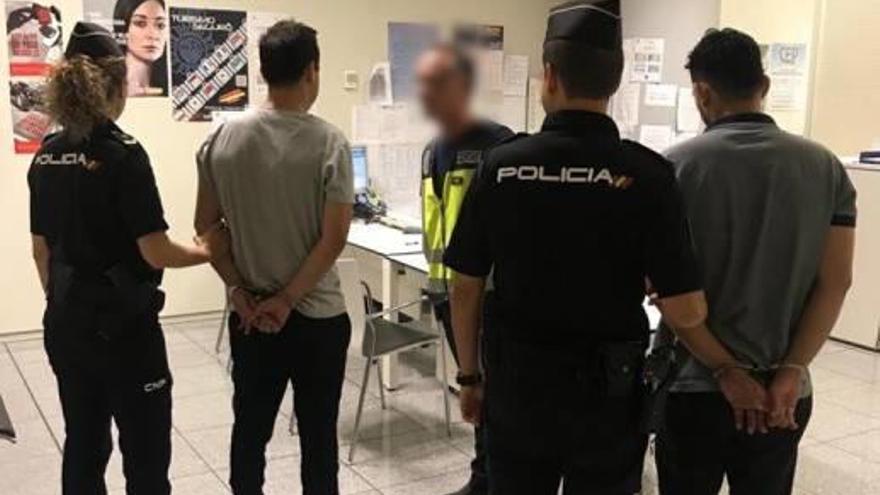 Dos detenidos tras robar 40.000 euros y dos móviles a una mujer en el aeropuerto