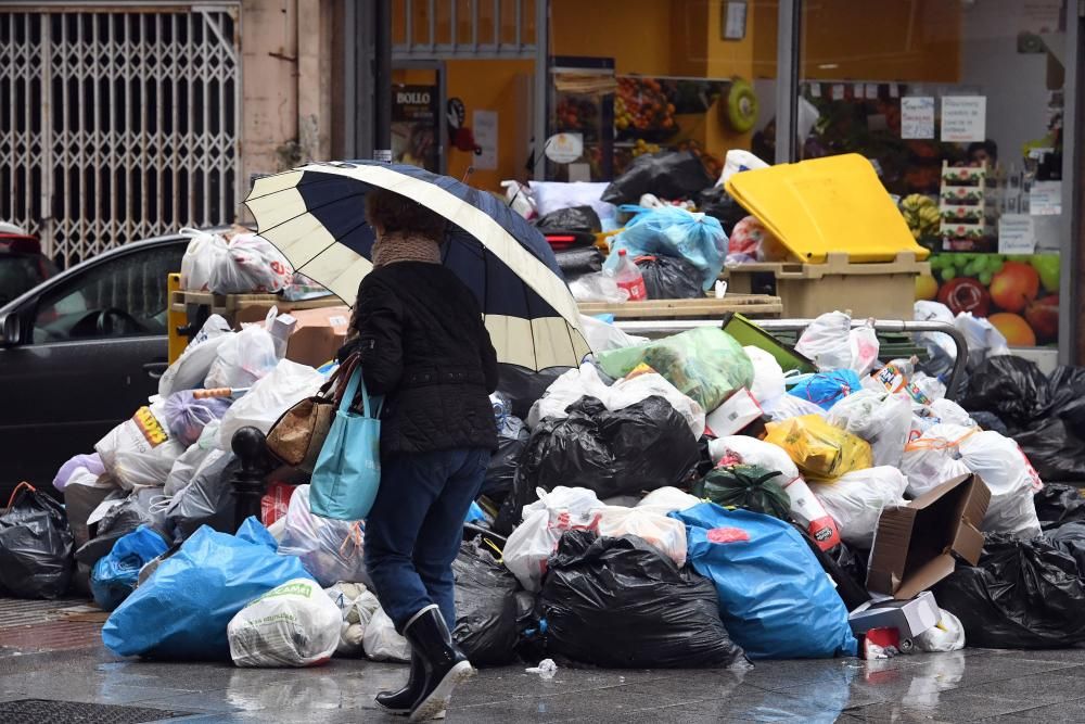 El servicio se ha reforzado esta mañana en la ronda de Nelle y el centro, donde se acumulan más residuos