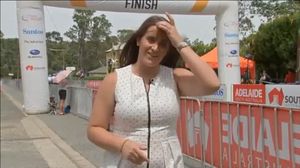 Curiosa la imatge que arriba des d’Austràlia on tenia lloc una carrera ciclista.