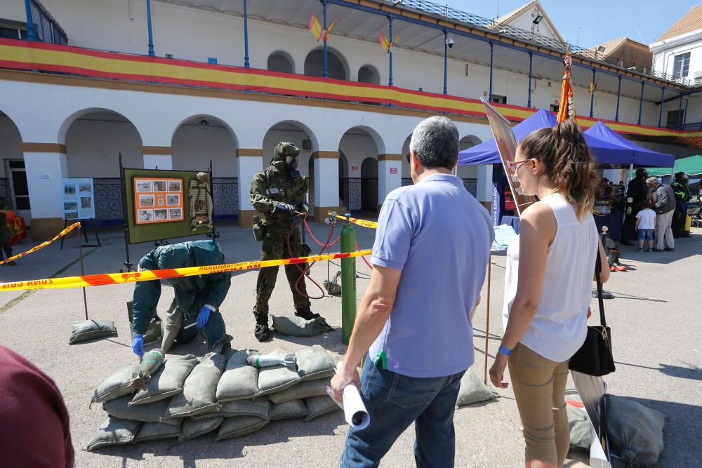 Exhibición de vehículos en el cuartel de San Juan de Ribera