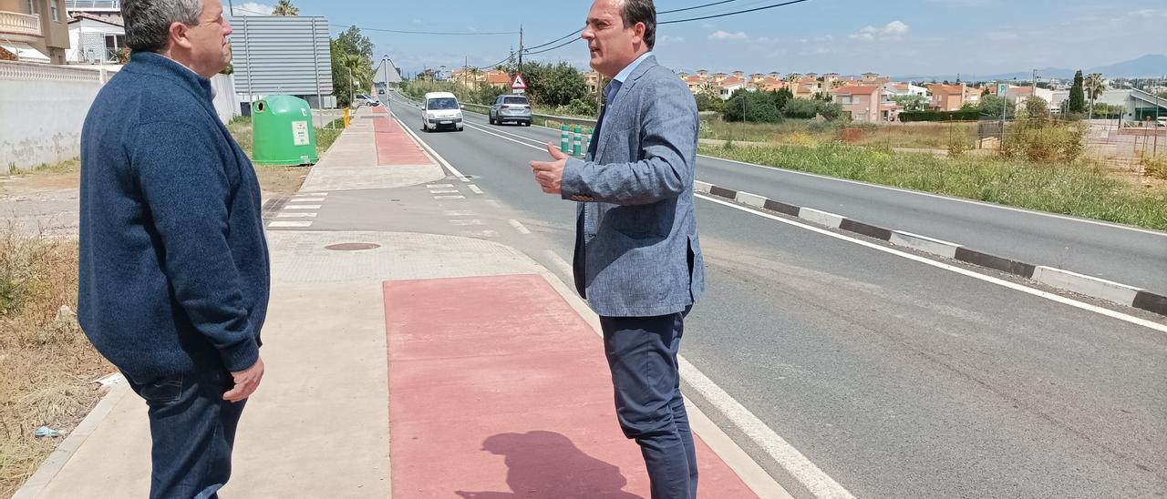 El alcalde, Andrés Martínez (d), en una visita al tramo de la CV-141 en el que reforzarán el alumbrado con fondos propios.