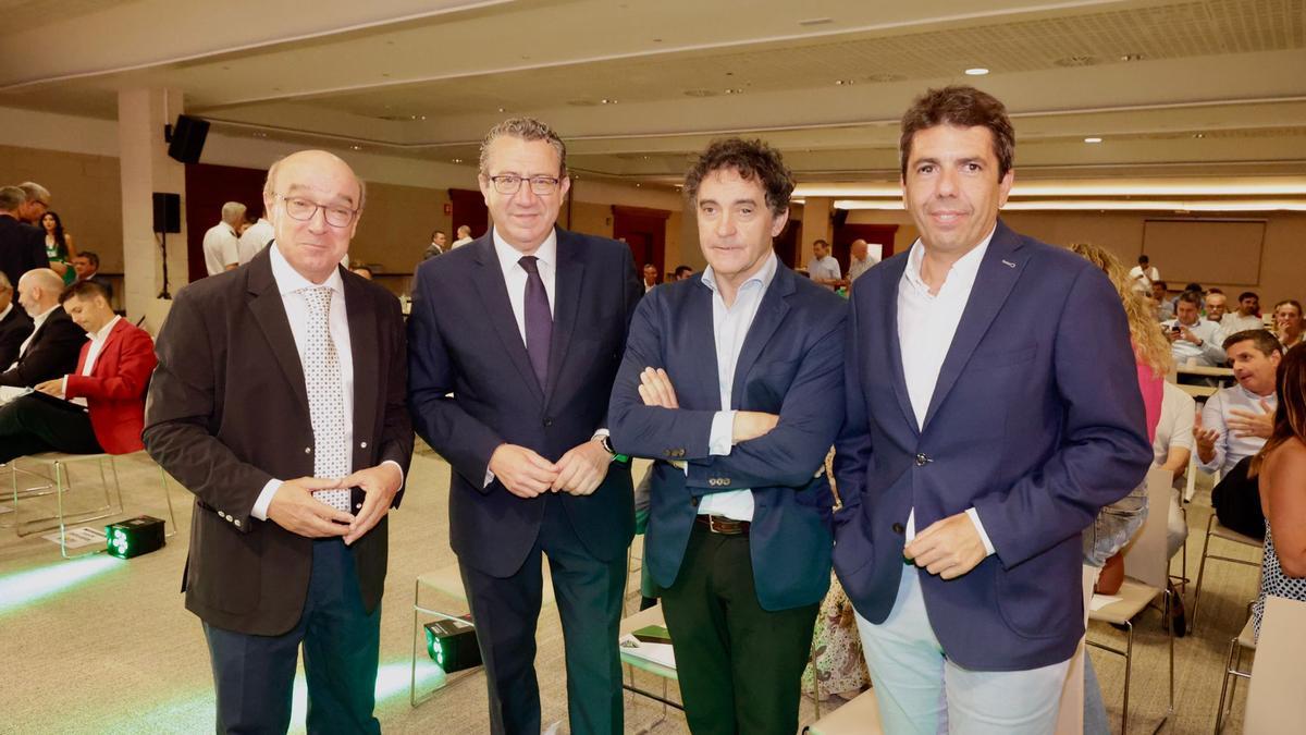 Mayor junto al alcalde de Benidorm, el secretario de Turisme y el presidente de la Diputación.