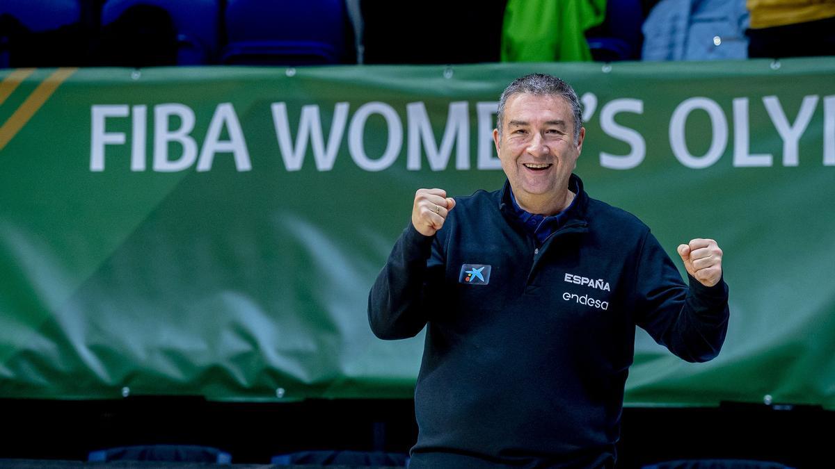 Miguel Méndez celebra la victoria y la clasificación.