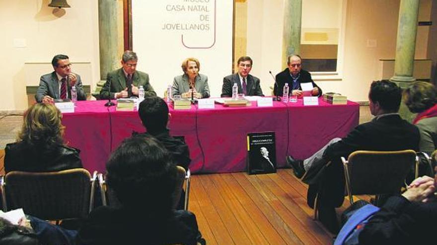 Por la izquierda, Eduardo Estrada, Conrad Vilanou, Paz Fernández Felgueroso, Olegario Negrín y Álvaro Ruiz de la Peña.