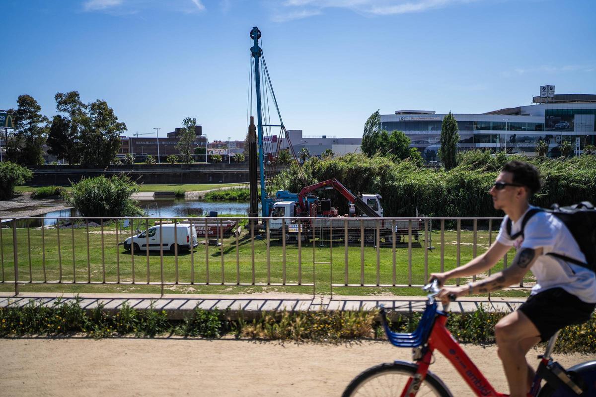 Obras en el lecho del Besòs para realizar pozos.