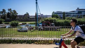 Obras en el lecho del Besòs para realizar pozos.