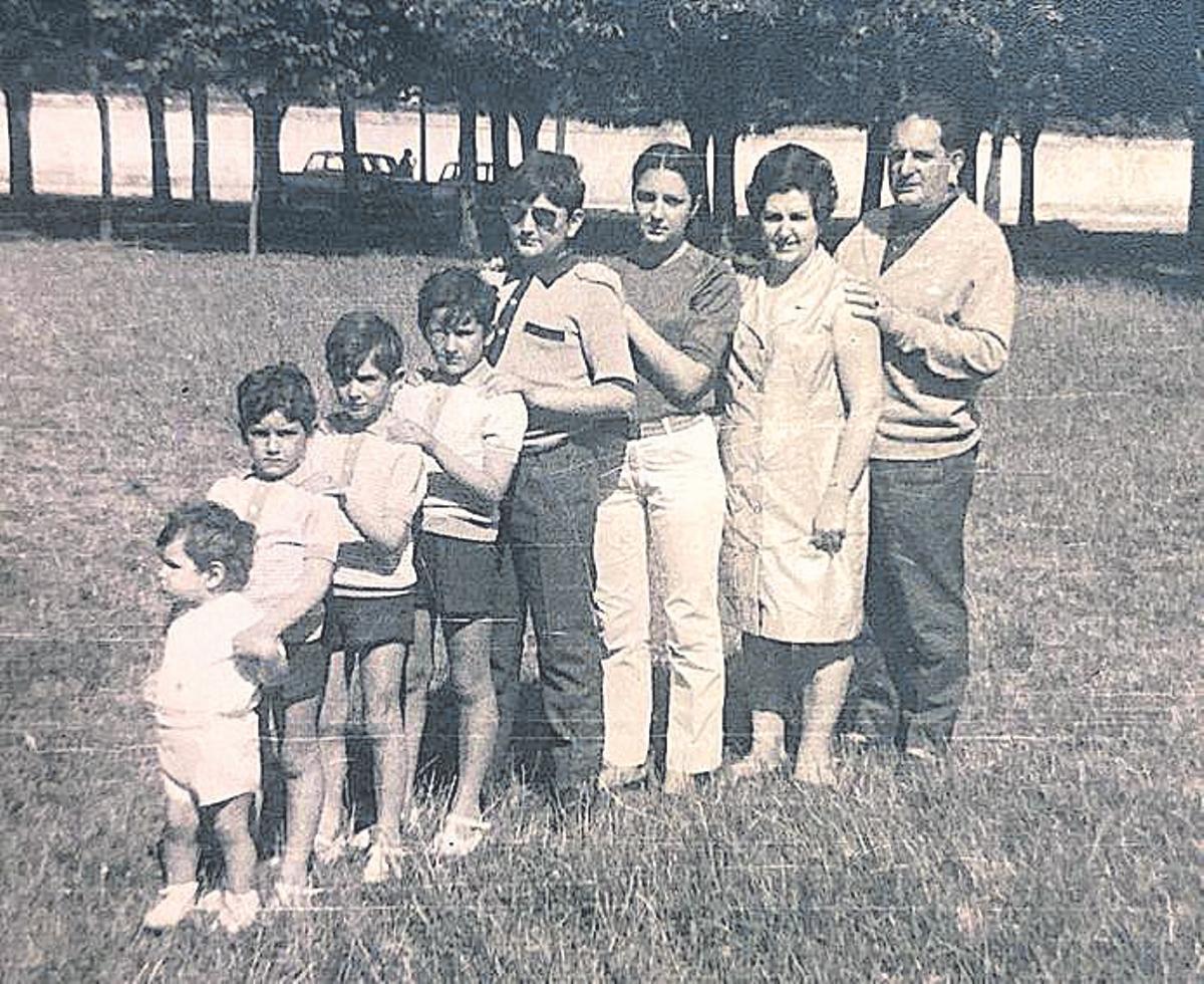 Por la derecha Jerónimo Balbona y Fernanda de la Fuente con sus hijos Marile, Jerónimo, Fernando,  Carlos, Alejandro  y Pablo.