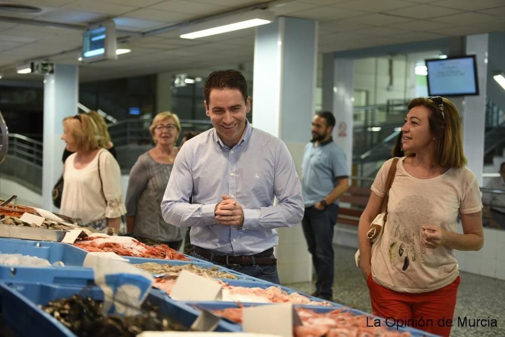 Teodoro García pidiendo el voto en el mercado Saav