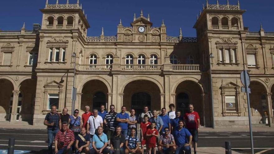 Aficionados ferroviarios de Toledo y Salamanca, frente a la estación de tren.