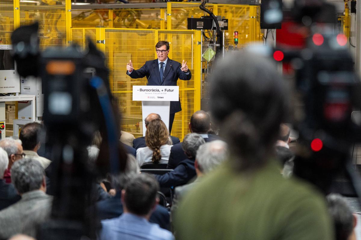El president Illa durante su intervención en el acto celebrado en Ebro Factory, en Barcelona.