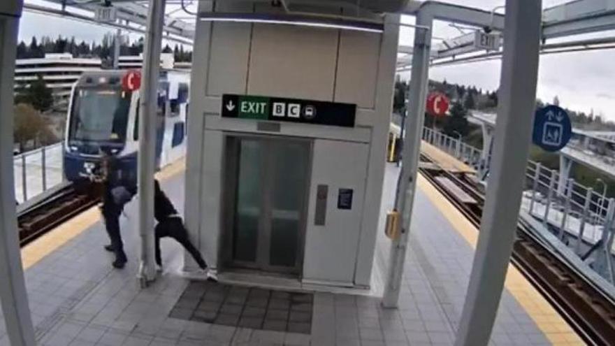 Un hombre intenta empujar a un viajero a las vías del tren en Seattle, Estados Unidos