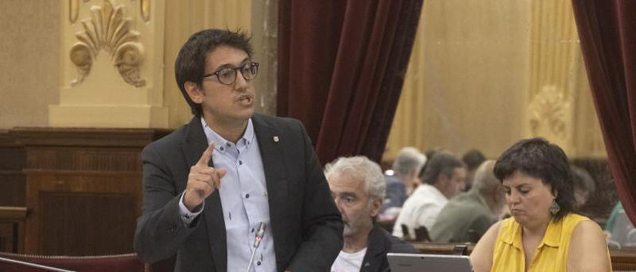 El conseller Iago Negueruela interviene ayer en el Parlament. | EFE/CATI CLADERA